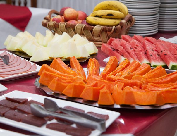 Mesa com Frutas frescas da estação